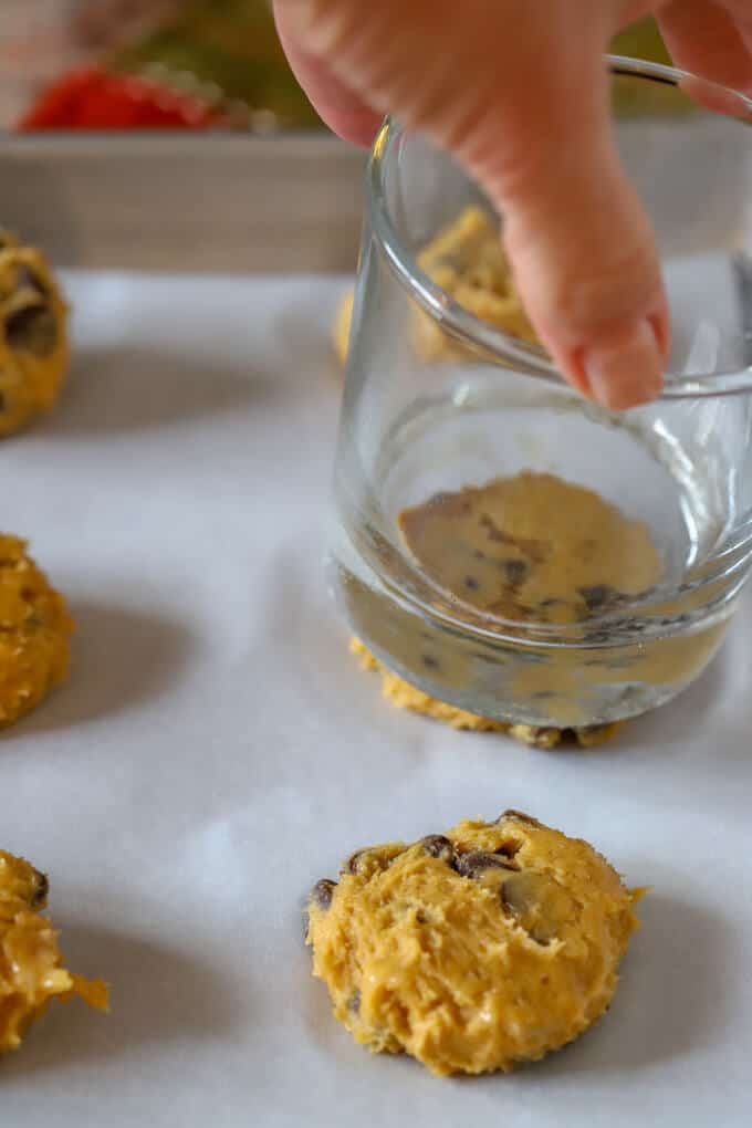 Flatten the cookie dough with a glass before putting cookie dough into Foodsaver bags