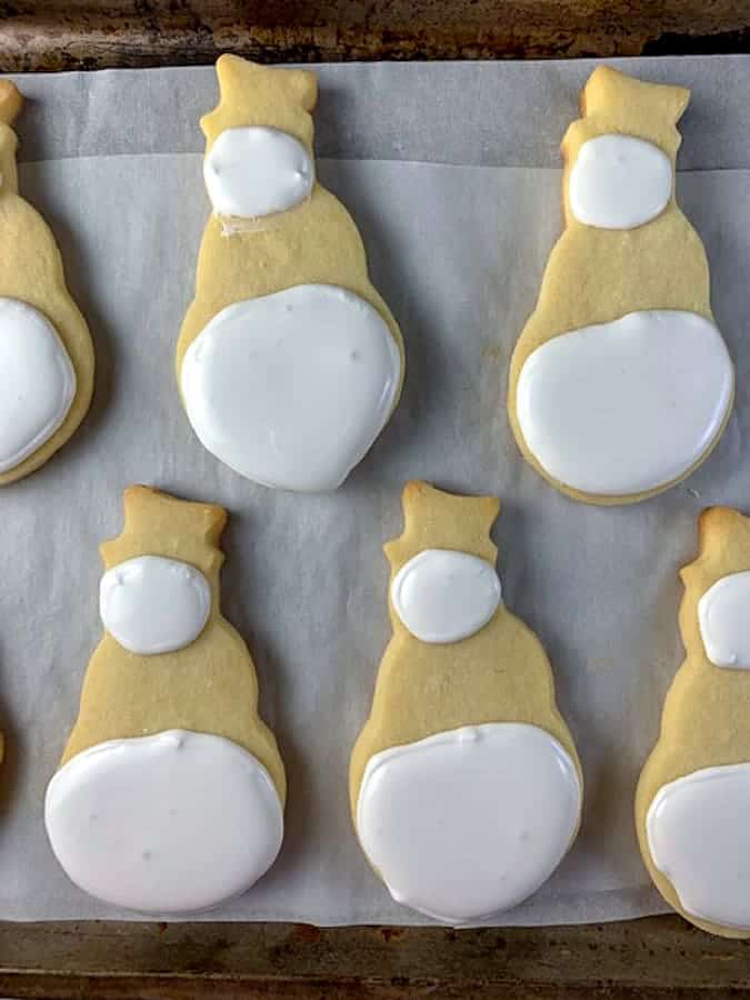 Snowman cookies step 2 fill in two circles