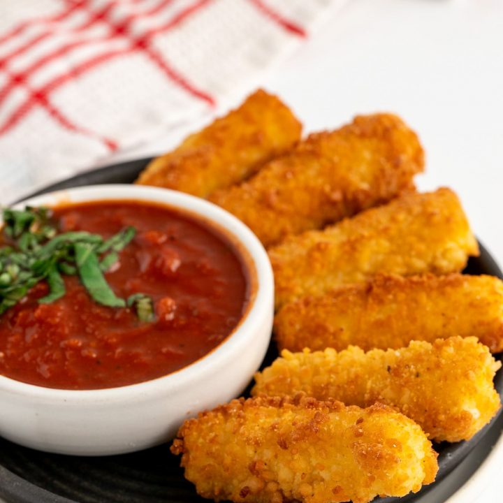 fried mozzarella sticks with basil marinara sauce